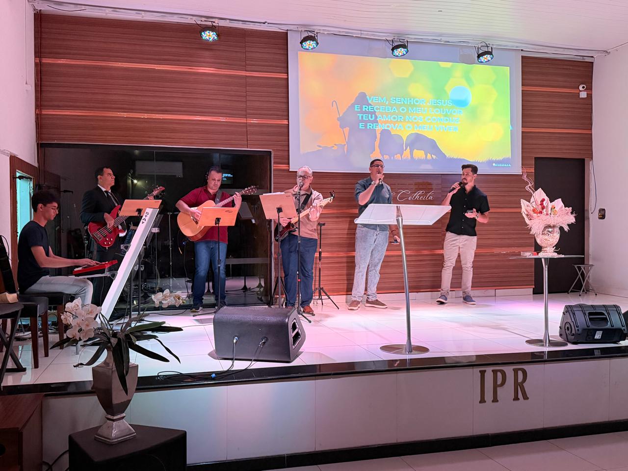 Equipe de louvor conduzindo a igreja em adoração