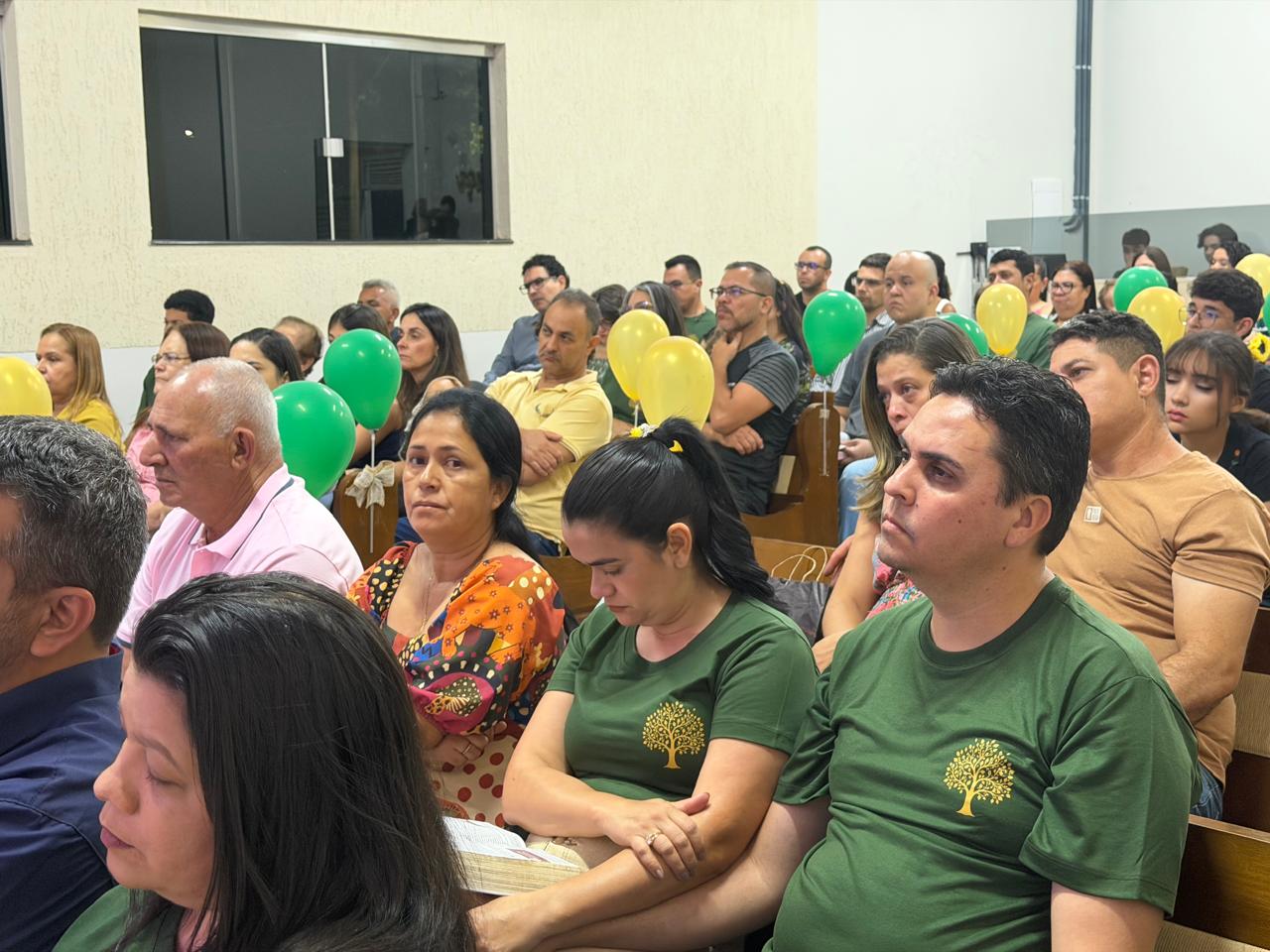 Pessoas conversando e se abraçando após o culto